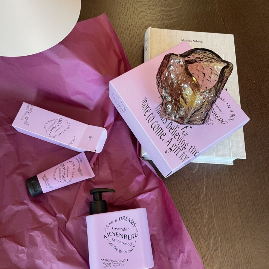 handtvål "soap & dreams" och handkräm "cream & dreams bredvid lila presentask "gift set dreams"