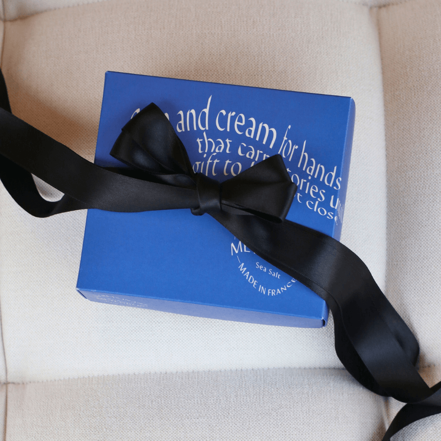 Blå presentask med svart silkesband