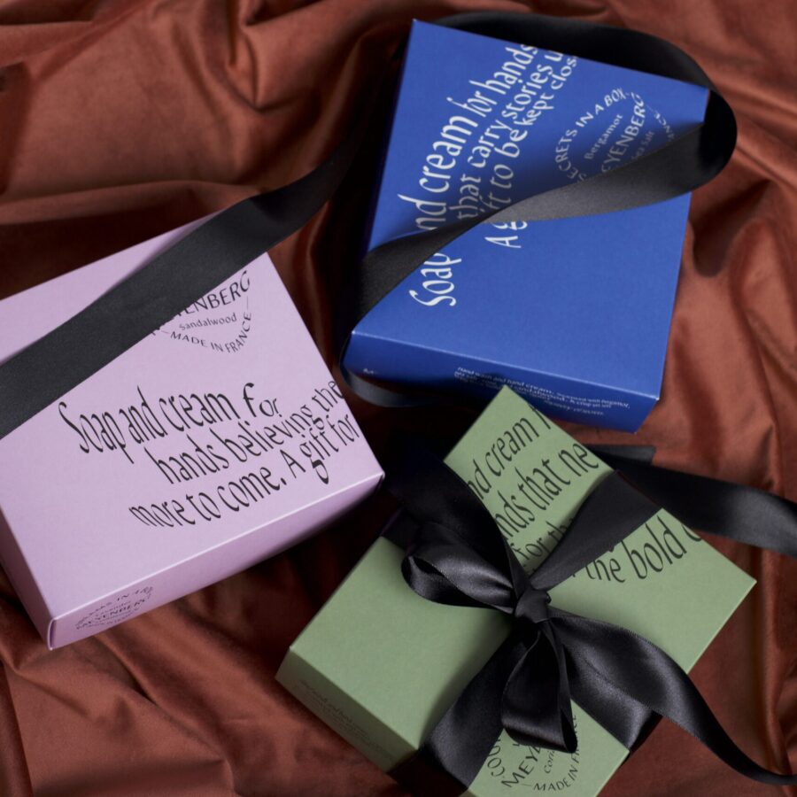 The Gift Set Collection, med alla tre presenboxar på rött sammetstyg med svart silkesband ringlande runt