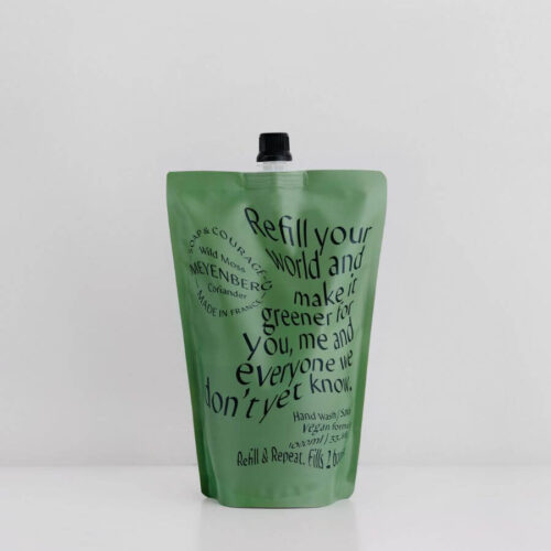 Meyenberg Wild Moss and Coriander handtvål refill i grön förpackning mot ljus bakgrund.