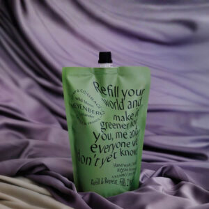 Meyenberg Wild Moss and Coriander handtvål refill i grön förpackning mot lila silkestyg.