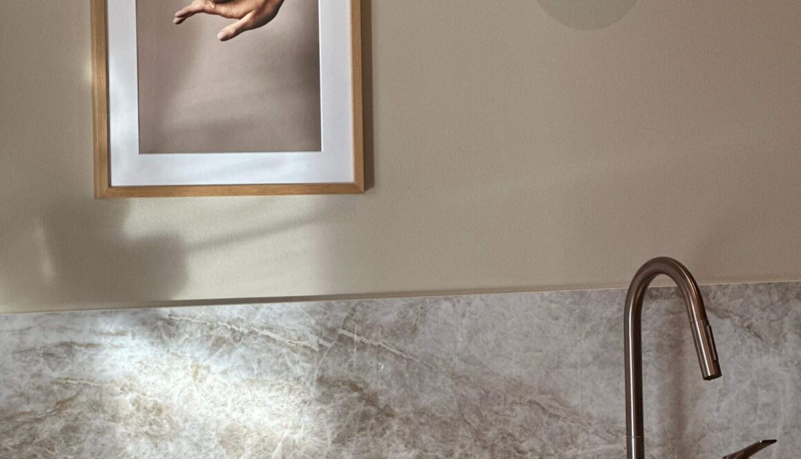 Meyenberg handtvålar i olika färger placerade på en köksbänk i ett ljust och modernt kök.