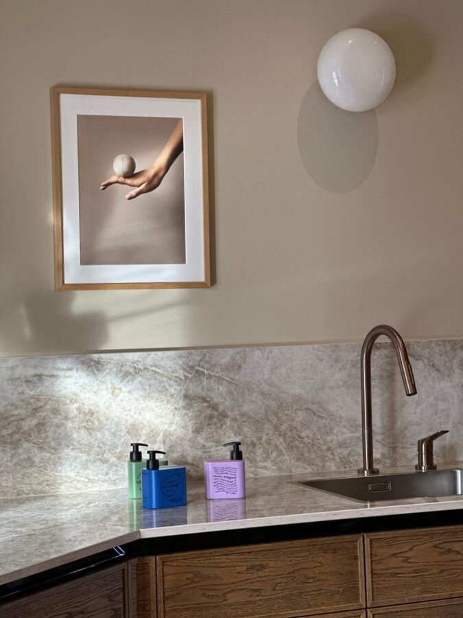 Meyenberg handtvålar i olika färger placerade på en köksbänk i ett ljust och modernt kök.