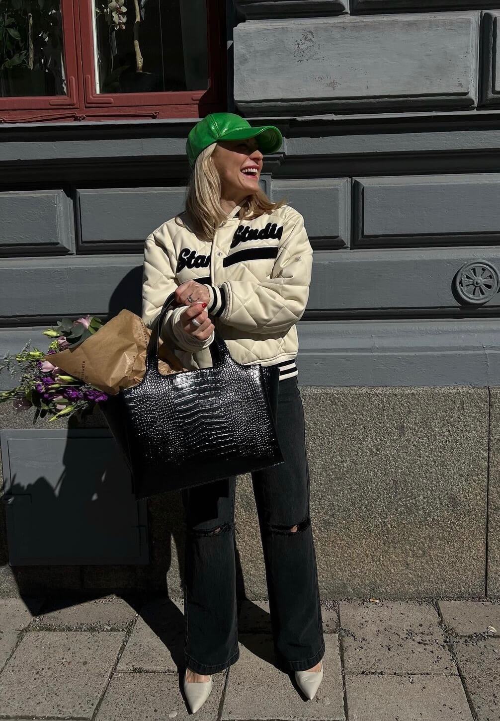 Arijana Heinrici, svensk entreprenör och influencer, ler på stan.