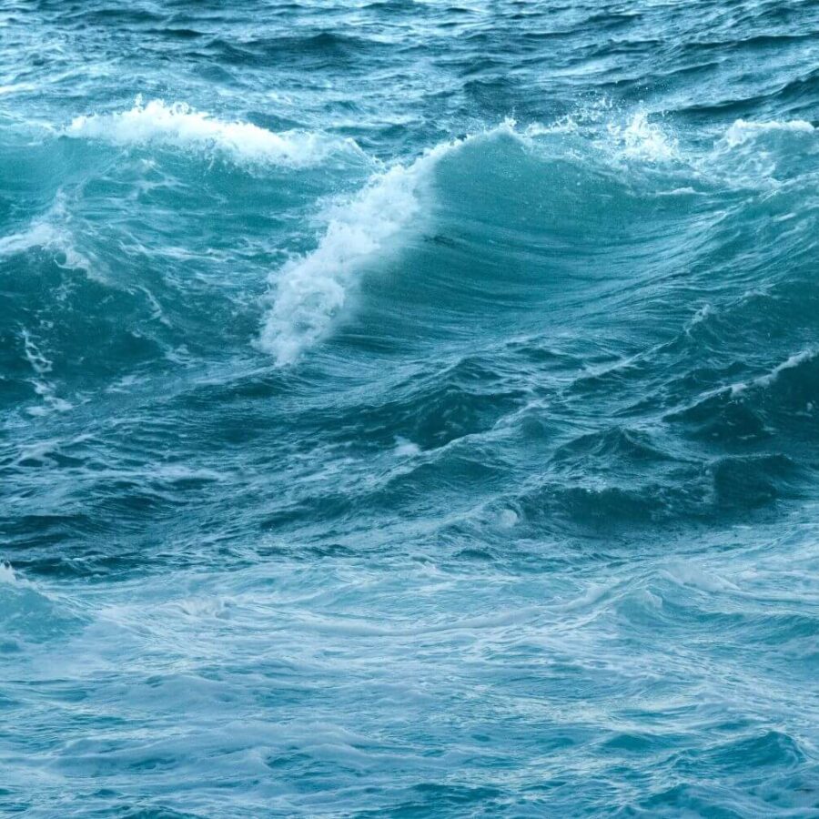 Djupblå havsvågor i rörelse, inspirerande för Secrets-kollektionen.