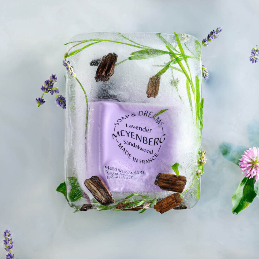 Lila tvål Soap & Dreams i ett isblock med lavendel, sandelträ och klöver runtomkring.