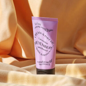 Creams and Dreams handkräm i doften Lavendel och Sandelträ mot gult tyg