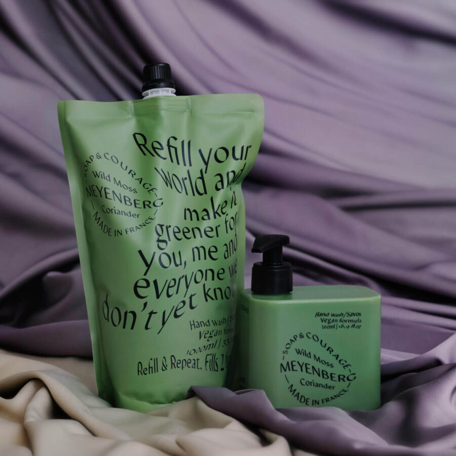 Soap & Courage handtvål och refill i doften Wild Moss & Coriander, grön förpackningar mot ljus tygbakgrund.