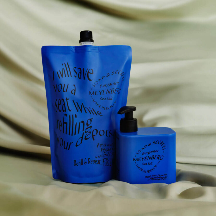 Soap & Secrets handtvål och refill i doften Bergamot & Sea Salt, blå förpackningar mot ljus tygbakgrund.