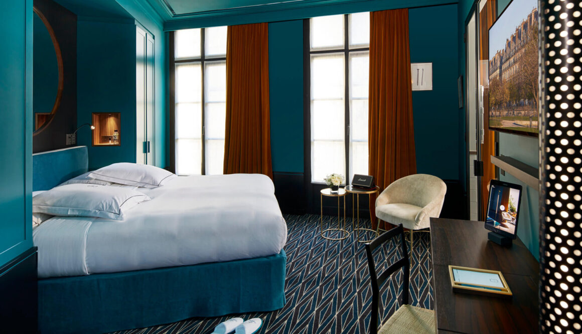 Blått deluxe-rum på Le Roch Hotel & Spa i Paris.