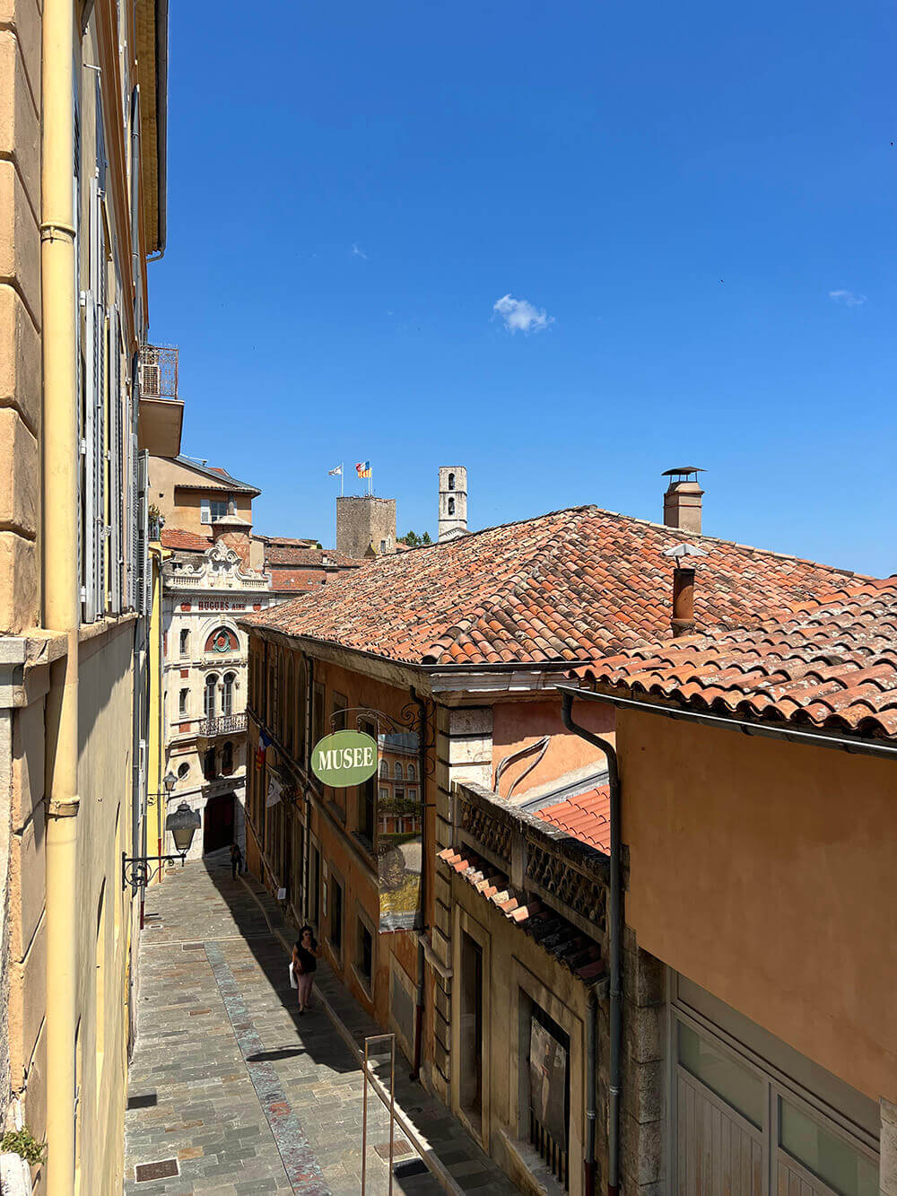 Gatubild från Grasse i södra Frankrike.