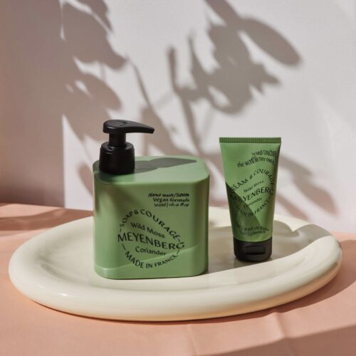 Meyenberg Soap & Courage handtvål och handkräm Wild Moss & Coriander på ljus bricka