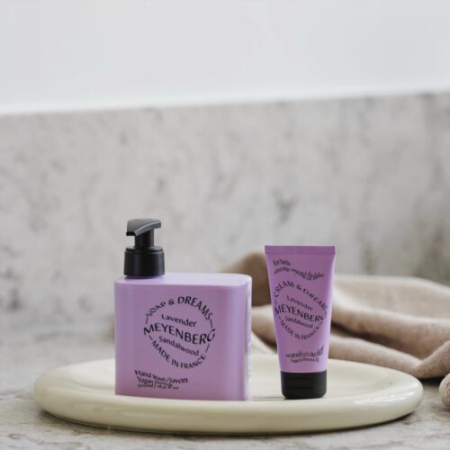 Meyenberg Dreams doft av Lavendel och Sandelträ Soap och Cream i ljust kök.