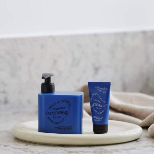 Meyenberg Secrets Bergamot och Sea Salt Soap och Cream i ljust kök.