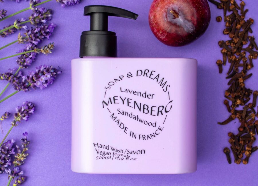 Meyenbergs lila handtvål i doften dreams. Inramad av lavendel mot en lila bakgrund.
