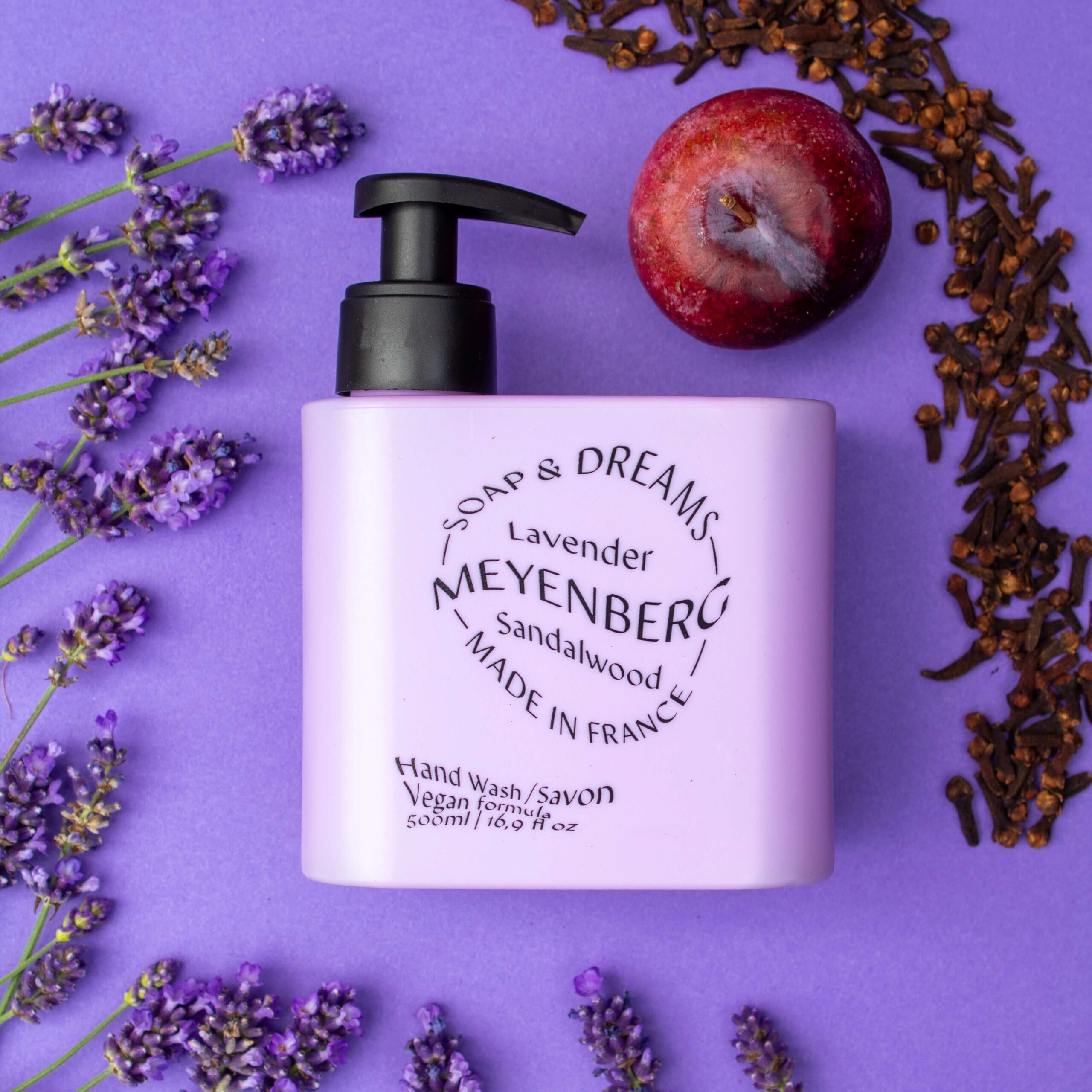 Meyenbergs lila handtvål i doften dreams. Inramad av lavendel mot en lila bakgrund.